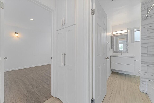 Building Photo - 376 N Ave 57