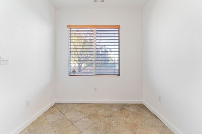 Building Photo - 3 bedroom home in gated community