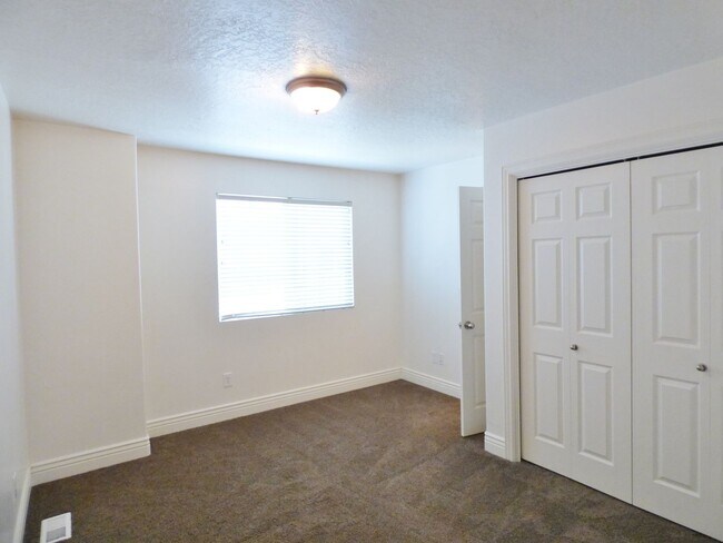 Building Photo - 3 Bd 3.5 Bath 2 Car Garage Townhome in Sandy