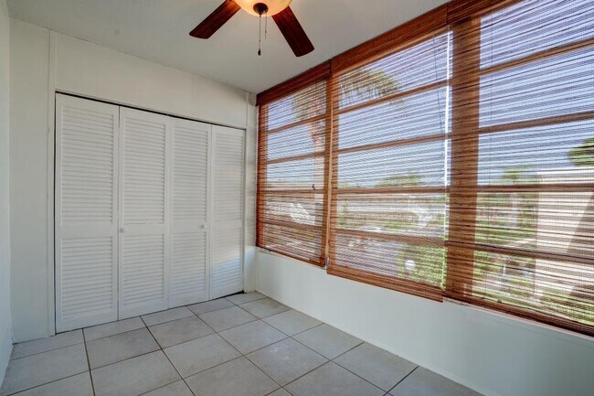 Building Photo - 2111 NE 1st Ct