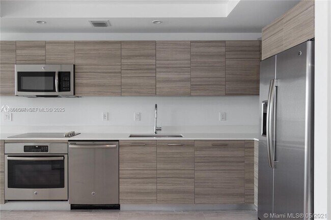 Building Photo - 121 NE 34th St