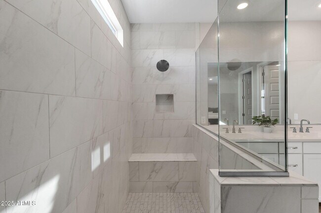 Building Photo - 5823 E Rose Garden Ln