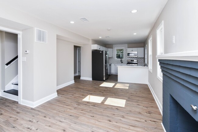 Building Photo - 4 Bedroom 2.5 Bathroom Open Floor Plan 3 S...