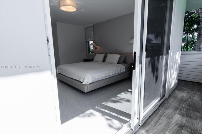 Building Photo - 4017 N Cypress Dr