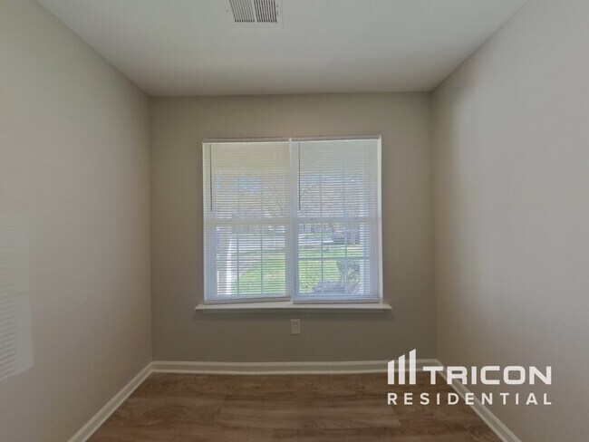Building Photo - 1300 Crandon Dr