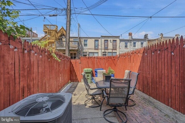 Building Photo - 118 N Ellwood Ave