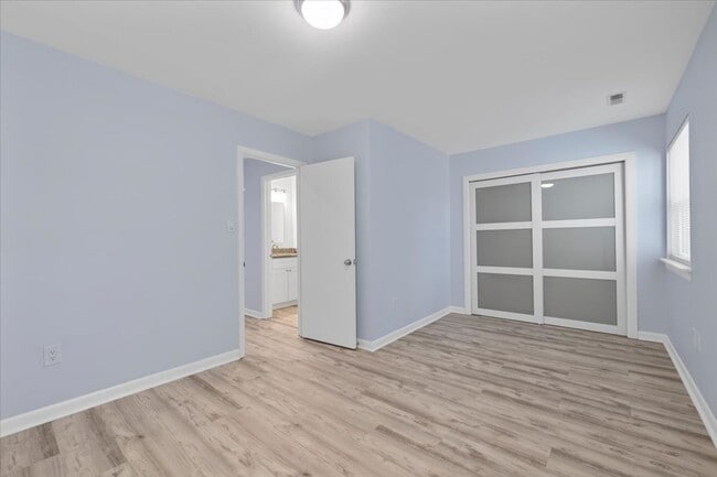 Building Photo - Charming 2 Bedroom/1 Bath Townhome in Henr...