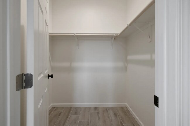 Building Photo - 601 E 10th St