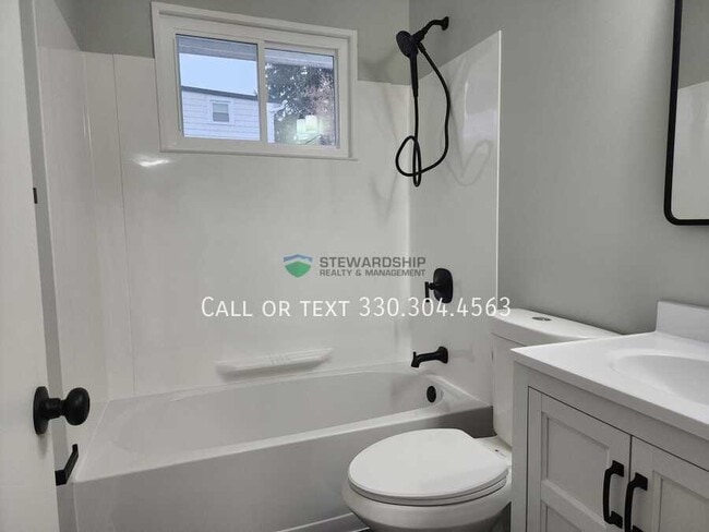 Building Photo - 2557 Edwin Ave