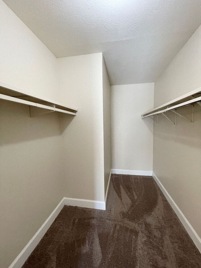Building Photo - Recently Refreshed 3 bedroom with Central ...