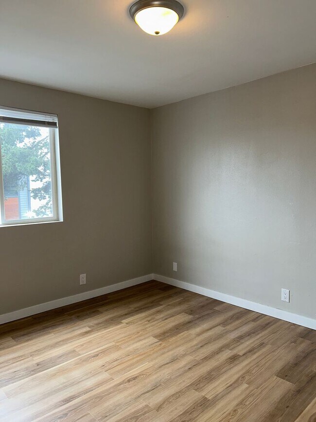 Building Photo - First Floor - Fully Remodeled 1 BD/ 1 BA!!