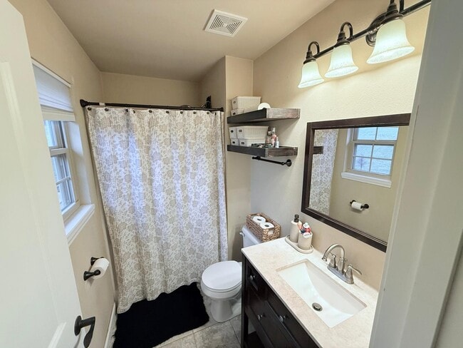 Building Photo - 806 Hawks Cir Dr