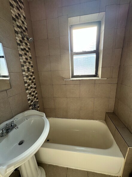 Building Photo - 210 Roseville Ave