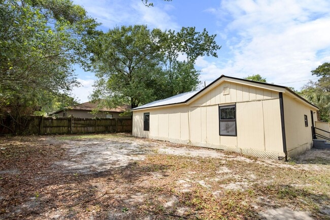 Building Photo - Very large 4bdrm/2bath House, Ready End of February