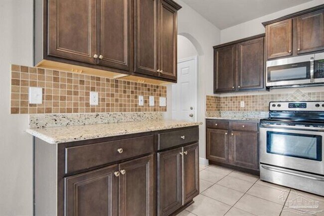 Building Photo - Beautiful Home in Waterford Sound