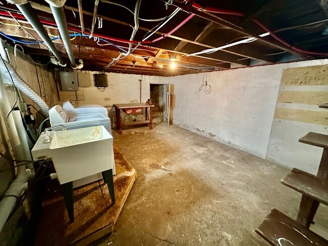 Building Photo - Large end of row 3 bedroom home located in...