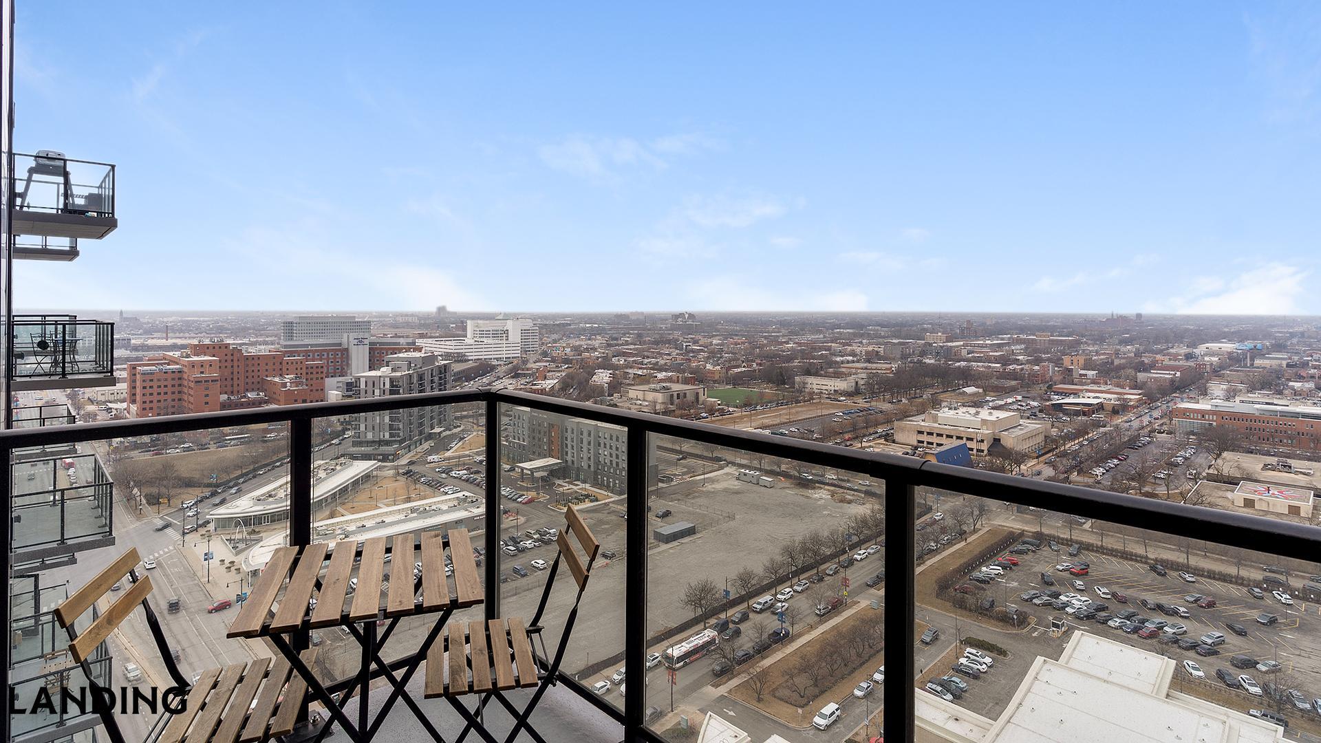 Building Photo - 513 S Damen Ave