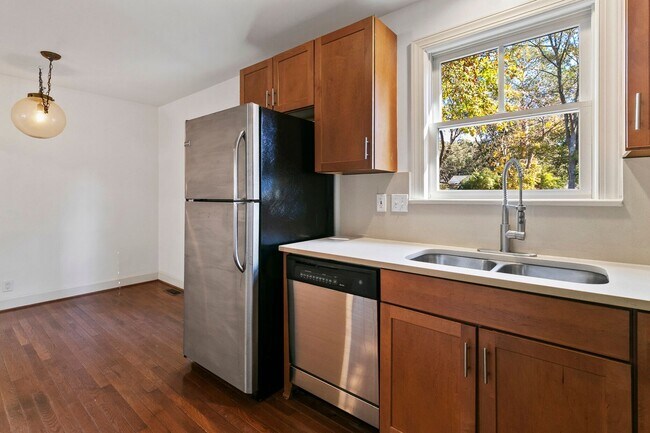 Building Photo - 552 Savannah Hwy