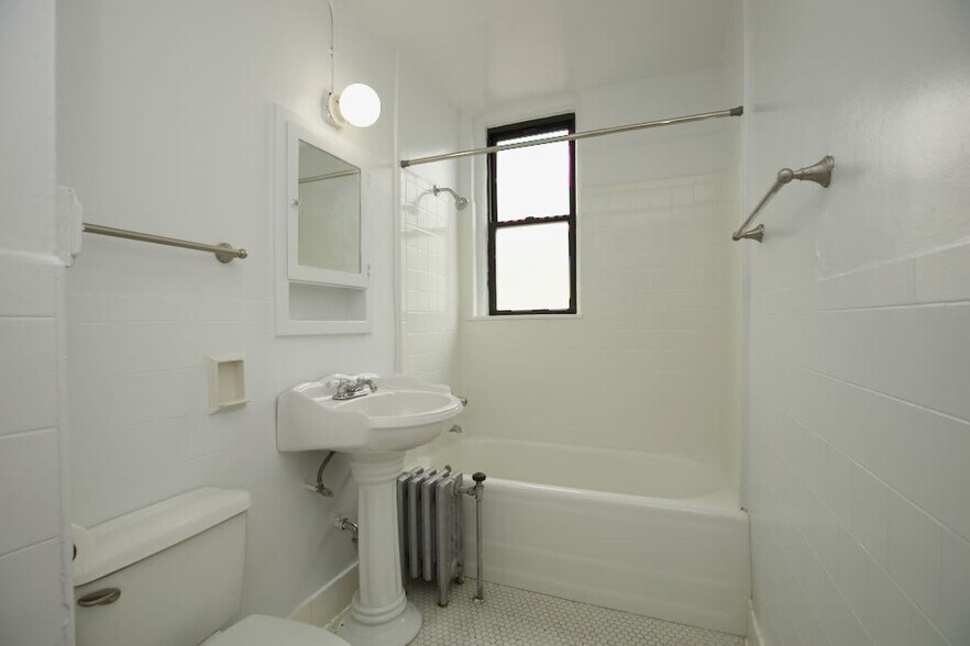 Building Photo - 3335 W Diversey Ave