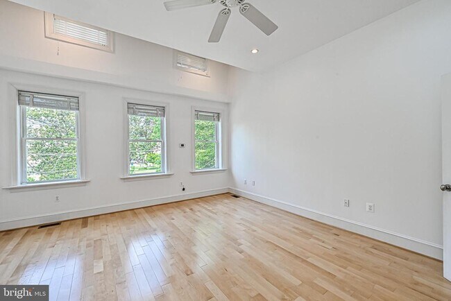 Building Photo - 512 Varnum St NW