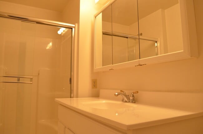 Building Photo - New Kitchen!! Beautiful family home w/extr...