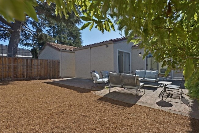 Building Photo - Great Home in Secure Complex