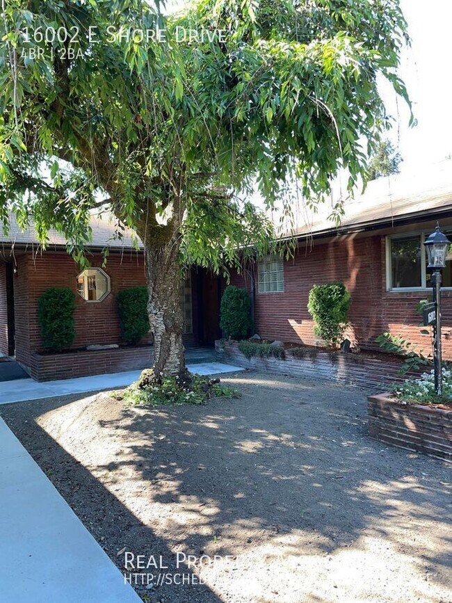 Building Photo - 3 bedrooms, 1 bathroom House on Martha Lak...