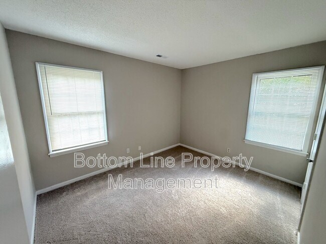 Building Photo - 5301 Rolling Oak Ln