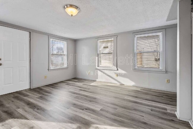 Building Photo - 106 E Vine St