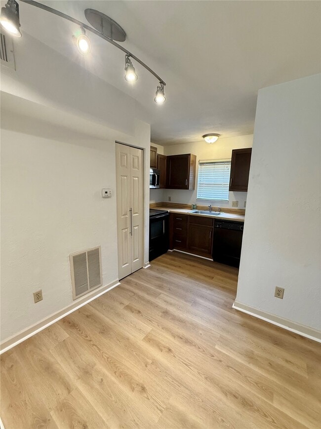 Building Photo - 122 Ashley Dr