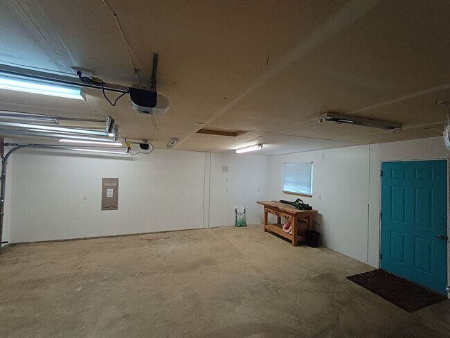 Building Photo - Rare Lakefront Retreat