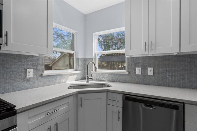 Building Photo - 2705 S 2nd St