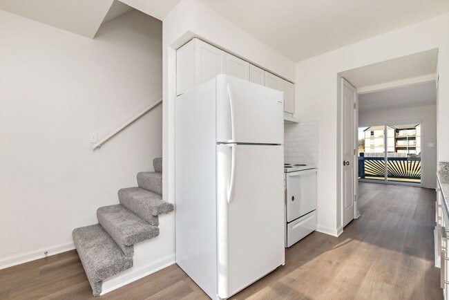 Building Photo - Spacious Duplex in Johnson County