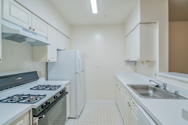 Building Photo - Charming And Well-Maintained 1 Bedr 1 Bath...