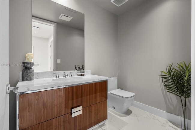 Building Photo - 15701 Collins Ave