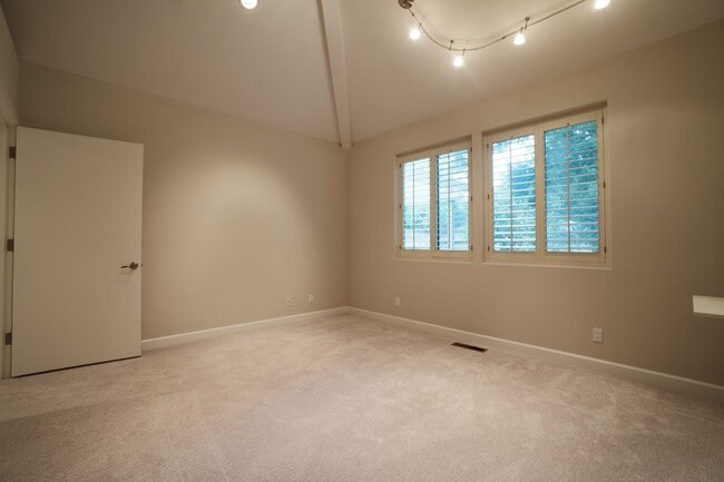 Building Photo - Spectacular 3 bed/3 bath home, gated community, walk to town!