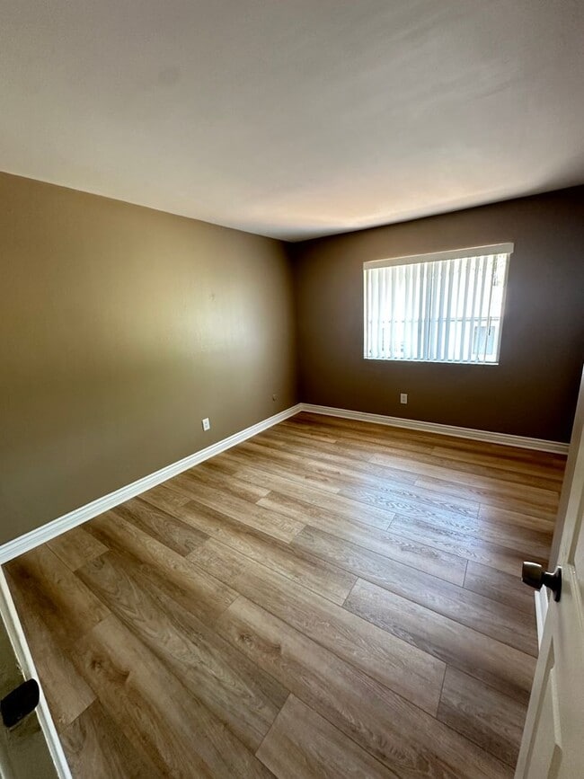 Building Photo - Beautiful 2BR/1BA two story condominium of...