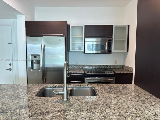 Building Photo - 950 Brickell Bay Dr