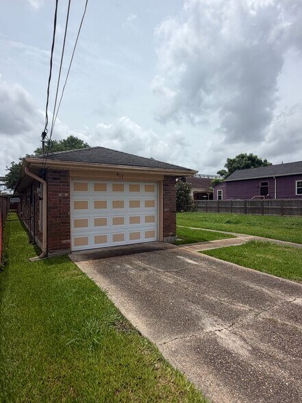 Building Photo - 417 De Armas St