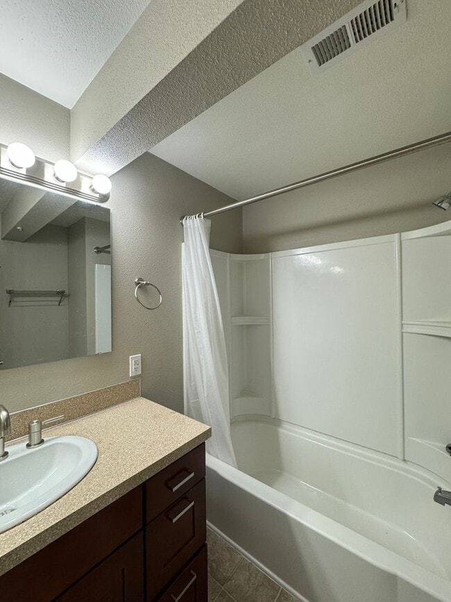 Building Photo - Your New Rental Home Awaits in Bellevue!