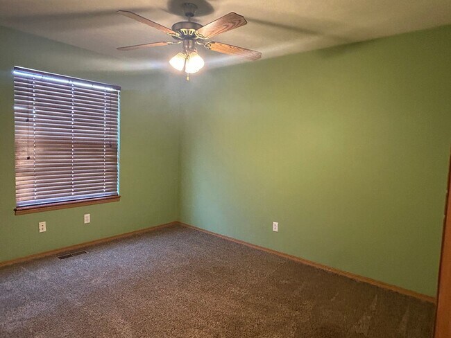 Building Photo - Beautiful 3 bedroom home - Clever, MO