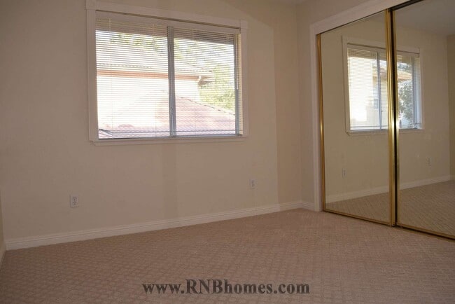 Building Photo - 303 Ironwood Cir