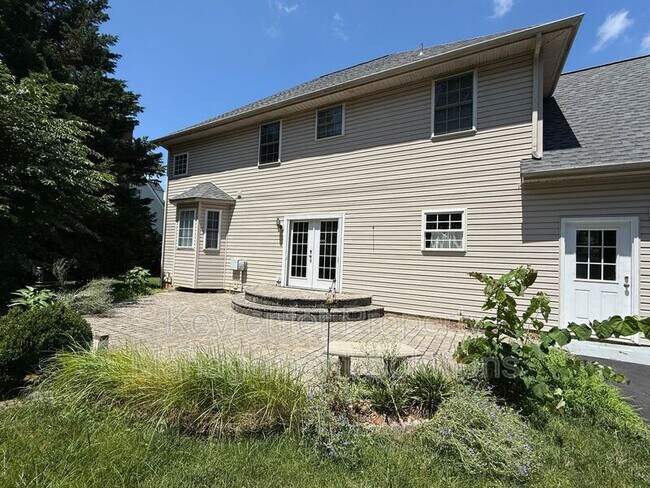 Building Photo - 104 Buckingham Pl