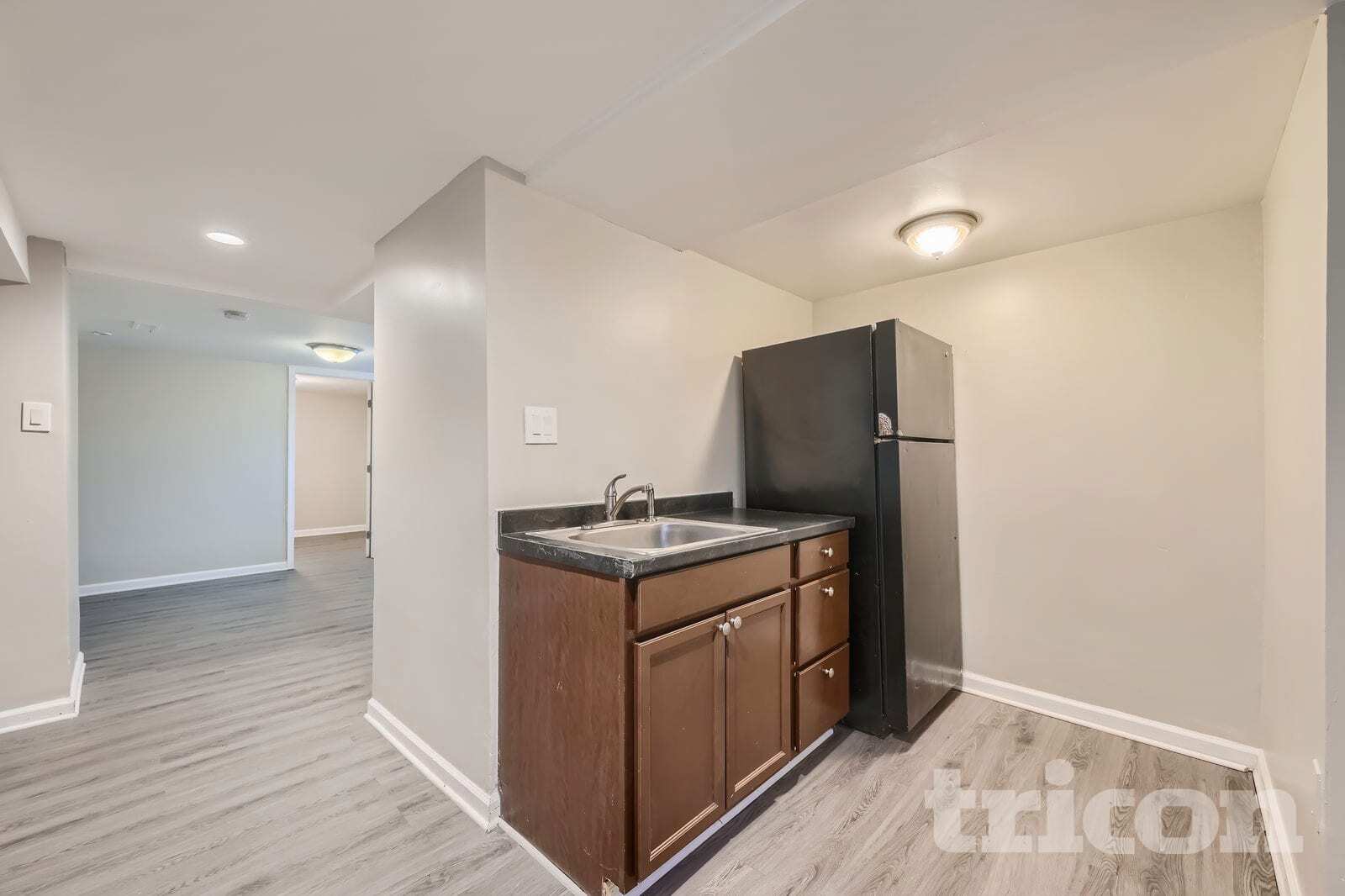 Building Photo - 2012 Royal Garden Dr