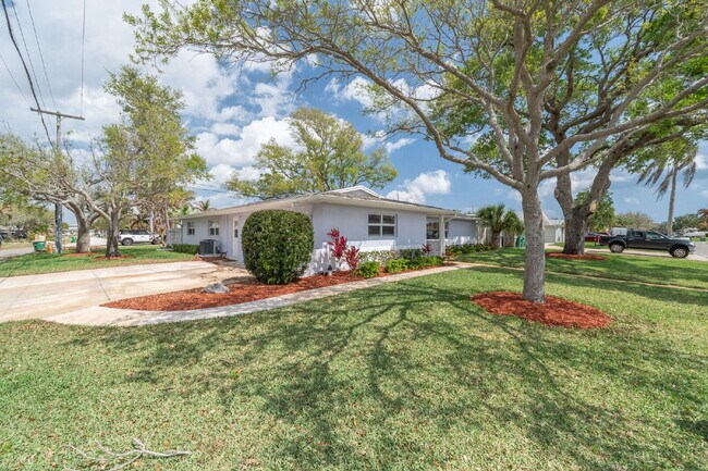 Building Photo - Beautiful 4 bedroom, 2 bathroom in Satellite Beach! NO HOA!!