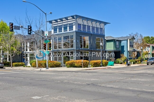 Building Photo - Amazing 2-bedroom, 1.5 bathrooms townhome,...