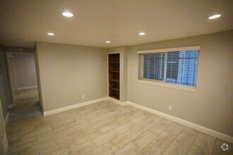 Building Photo - In-Unit Laundry! Spacious 1-Bedroom, 1-Bat...