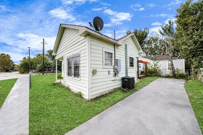 Building Photo - 3319 Holman St