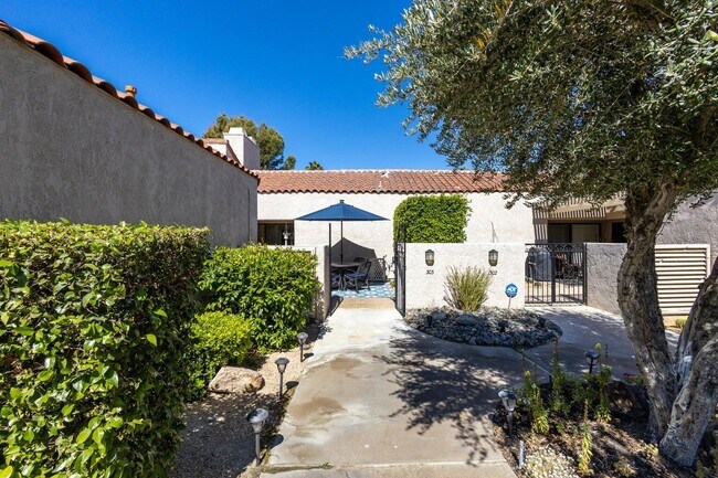 Building Photo - 303 Forest Hills Dr