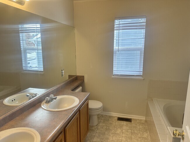 Building Photo - 3159 Heather Glen Dr